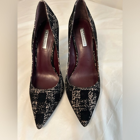 BCBGeneration black &‎ tan velvet heels. Size 8M. Like new in great condition. - Picture 2 of 10